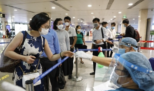 베트남 보건부가 항공편 입국자에 대한 코로나19 검사 중단 방안을 총리에 승인요청함에 따라 조만간 모든 코로나19 검역절차가 폐지될 것으로 보인다. (사진=VnExpress)