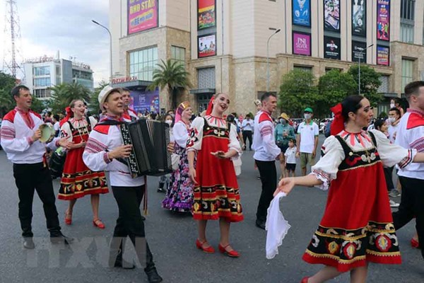 축제에서 공연하는 러시아 예술가들 / 사진=Nhân Dân