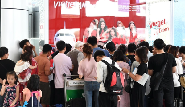 떤선녓 국제공항 비엣젯항공사 매표소 앞에 승객들이 환불을 받기 위해 줄을 서있다. [사진=베트남넷 온라인판 캡처]